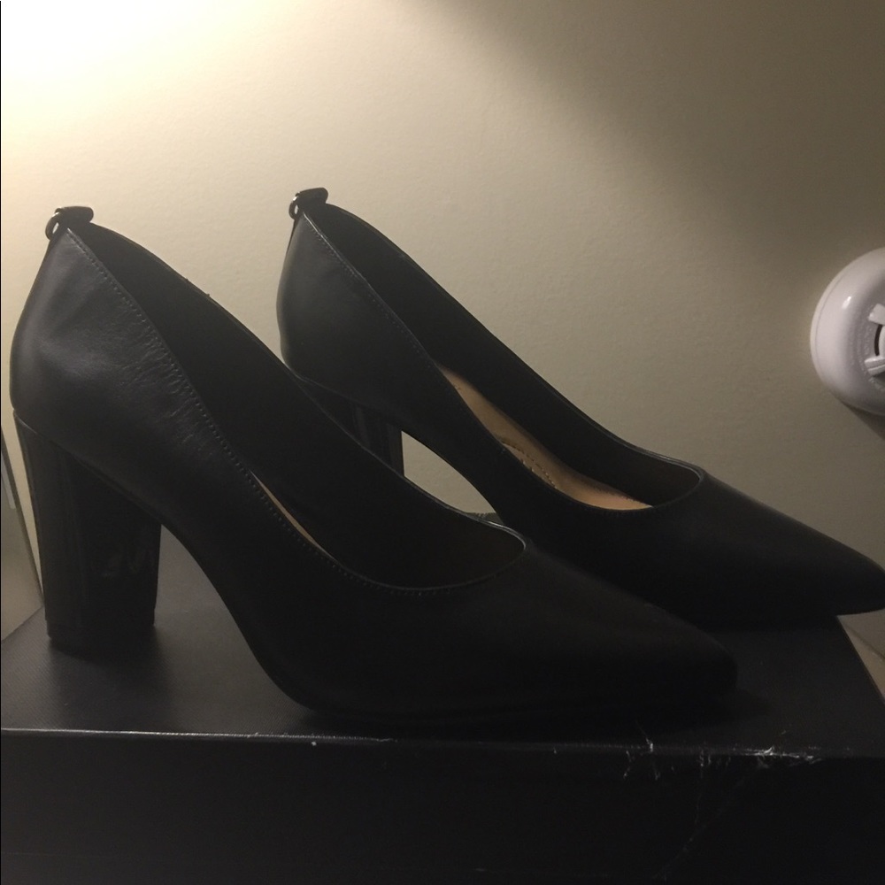 Ellen Tracy black pumps